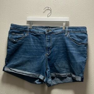 Universal Thread Shorts 22W